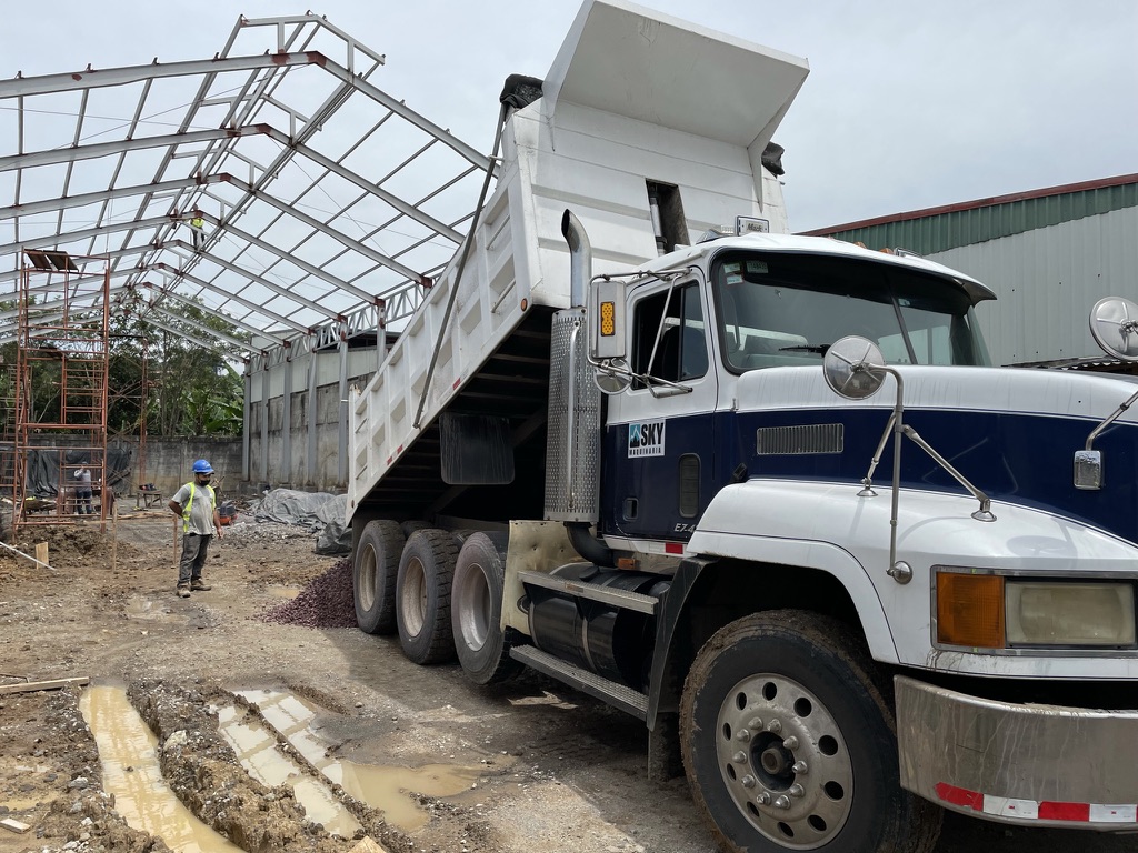 Vagoneta SKY descargando agregados en obra de construcción en Costa Rica