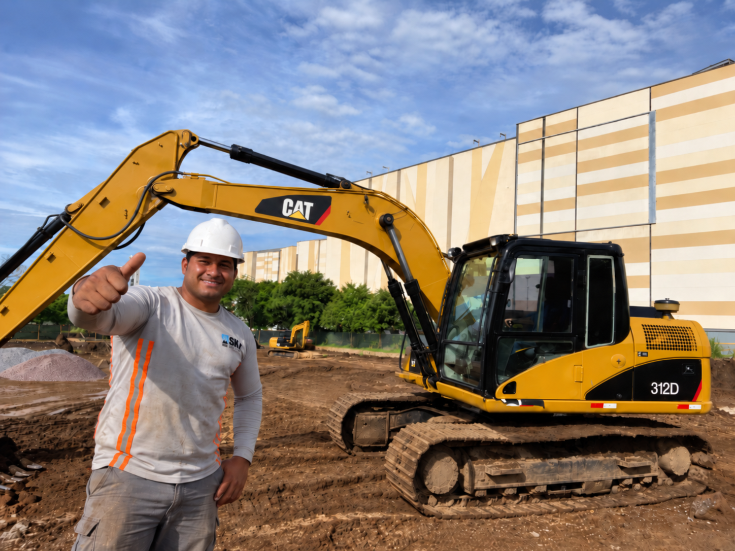 Operador SKY sonriendo y dando pulgar arriba junto a excavadora CAT en obra de Costa Rica